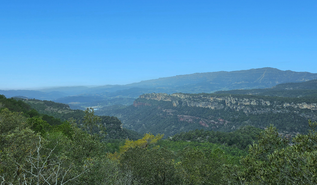 Vistas al pantano y al pueblo de Siurana en la ruta Gorgs de la Febró