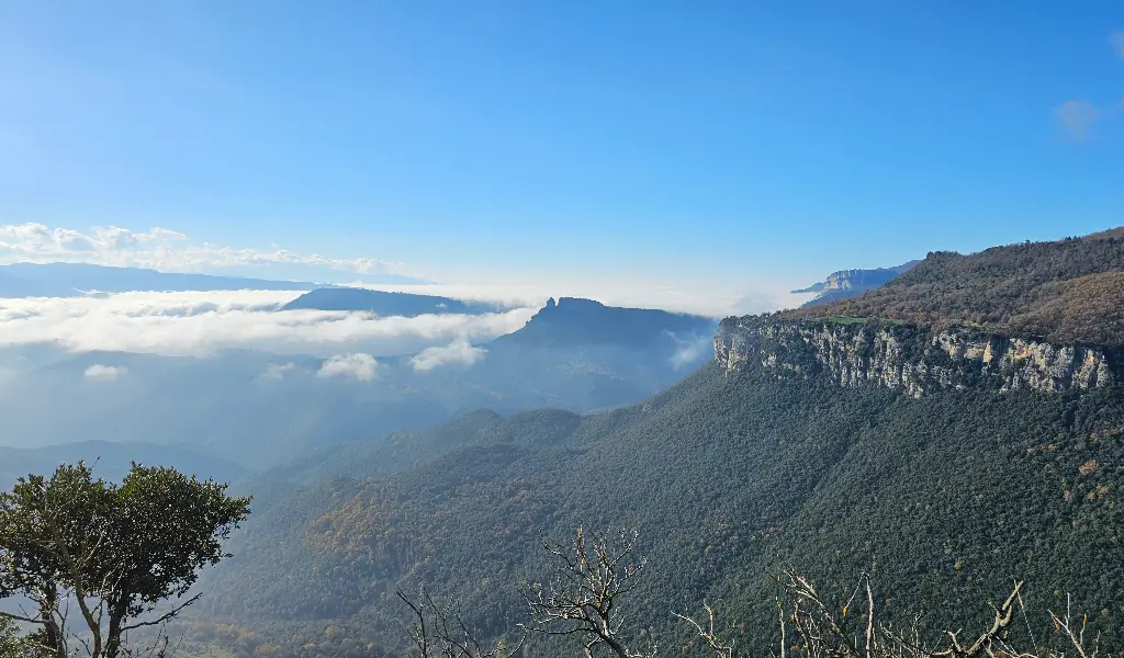 mirador panorámico del Santuari del Far sobre el Collsacabra en otoño