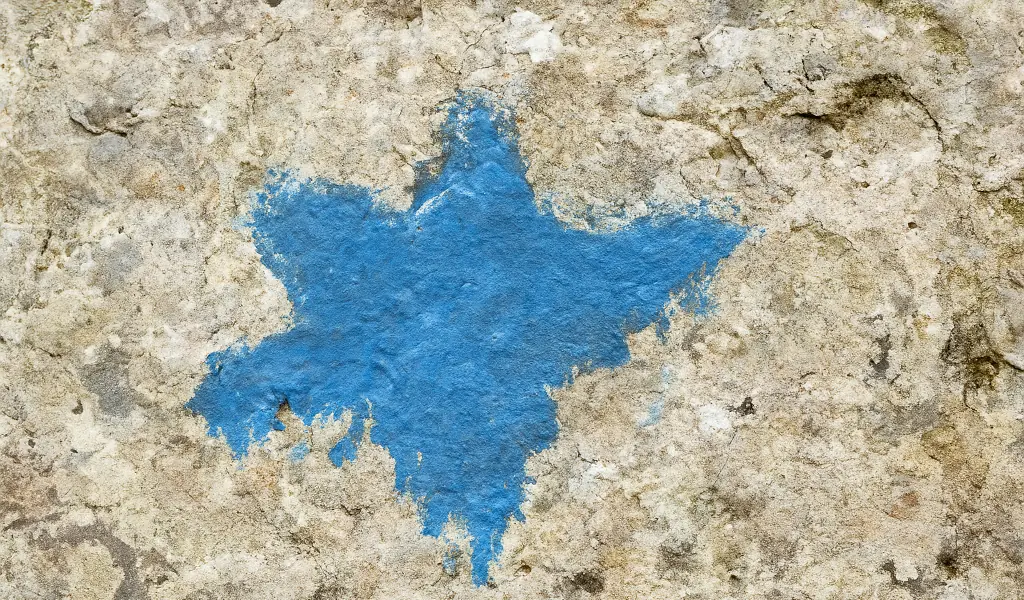 estrella azul pintada sobre roca en ruta Estels del Sud