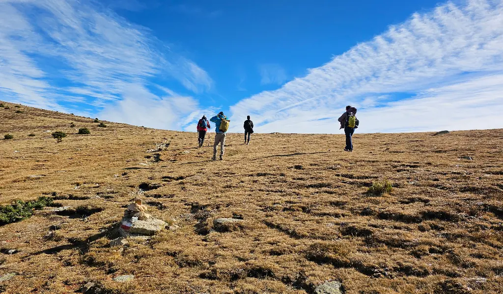 qué significan las marcas de senderismo en los hitos de piedra: guía natural
