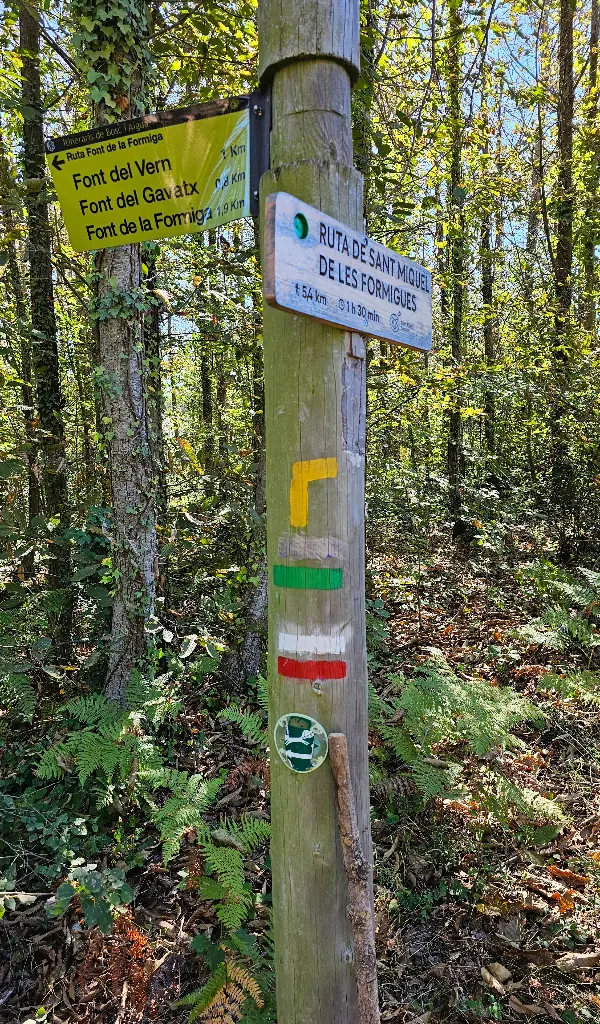 qué significan las marcas de senderismo continuas: señal blanca y roja en un poste