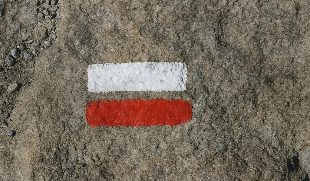 qué significan las marcas de senderismo en los GR: franja blanca y roja en roca