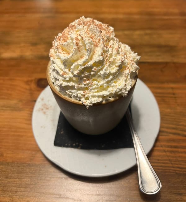 Excursionistas disfrutando de un chocolate caliente tras la ruta al pic de  Bastiments