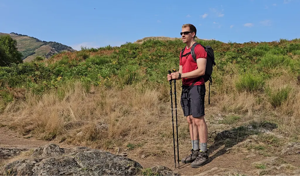 Ajuste correcto de bastones de trekking: codo a 90° Cómo ajustar la altura de los bastones de trekking con el codo a 90 grados