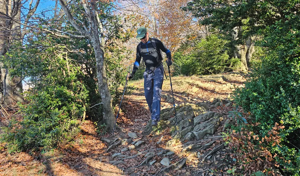 Equilibrio extra en terreno irregular apoyo con bastones de trekking en terreno irregular para ganar equilibrio