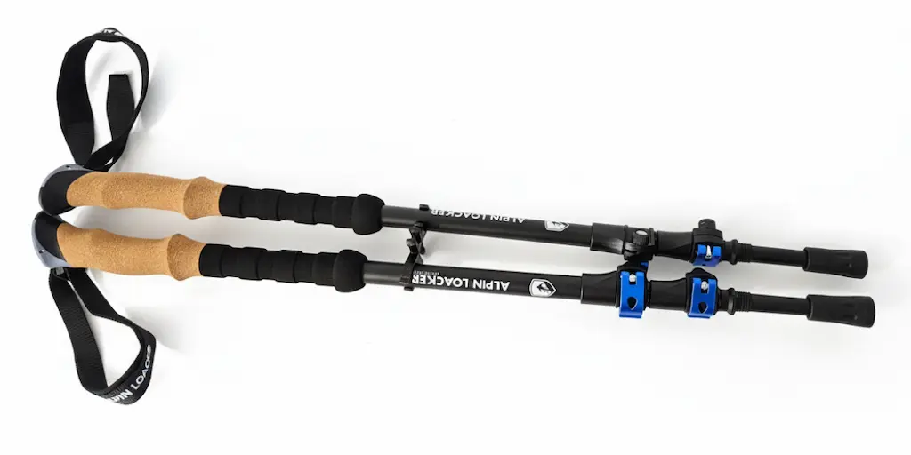 Bastones de trekking telescópicos: versatilidad y ajuste fácil Bastones de trekking telescópicos ajustables de tres tramos en montaña