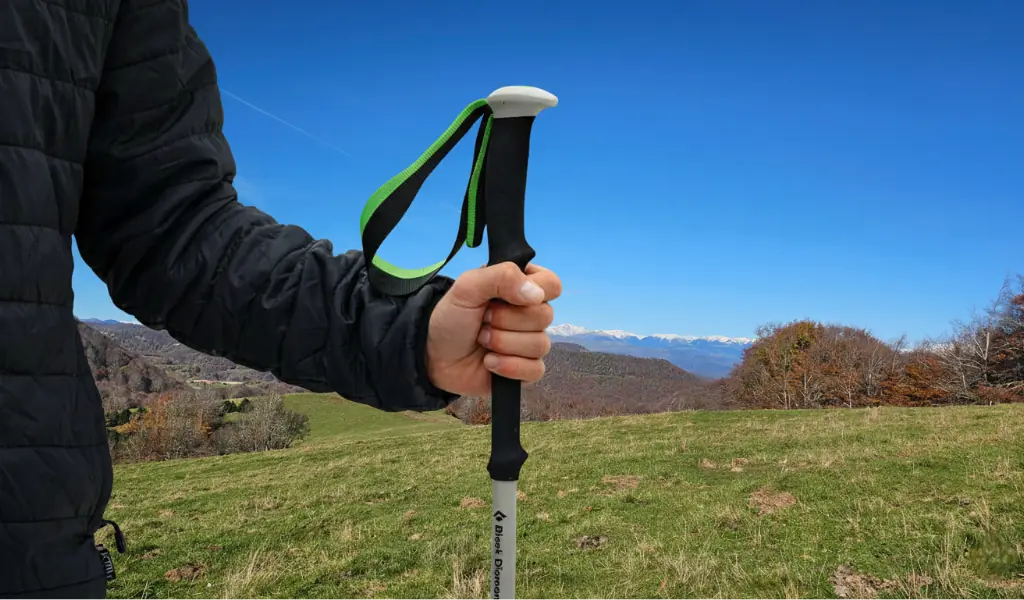 Sujetar bastón de trekking usando el puño extendido uso del puño extendido para mejorar el agarre del bastón en pendiente
