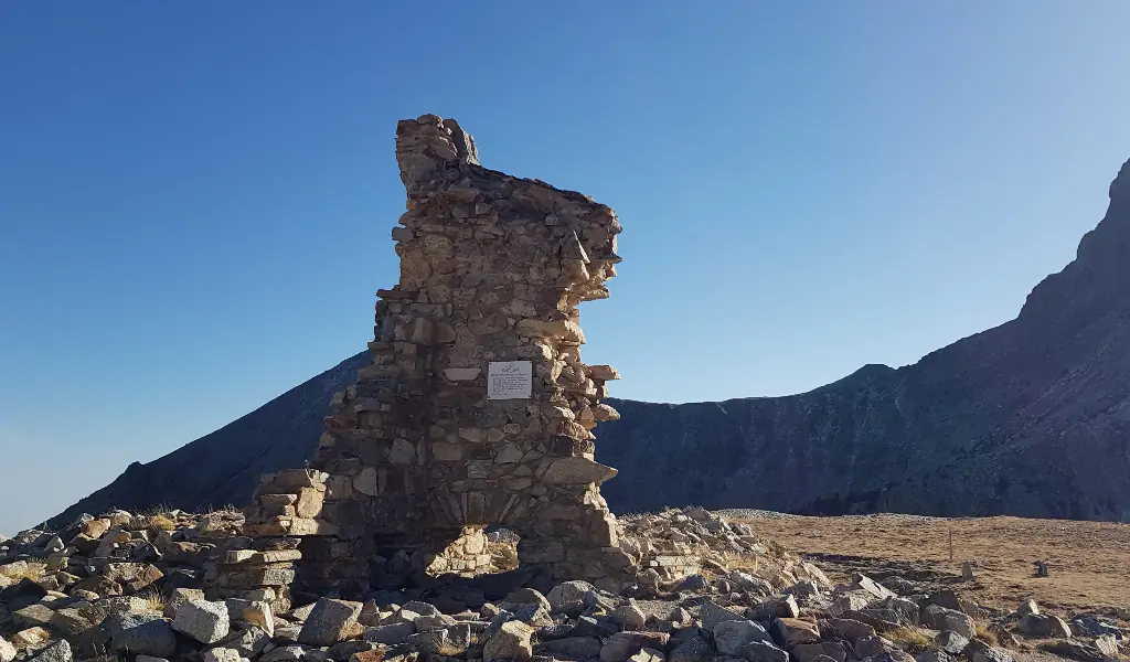 Refugi Vell d’Ulldeter en el Parque Natural de las Cabeceras del Ter y del Freser despues de coronar pic de Bastiments